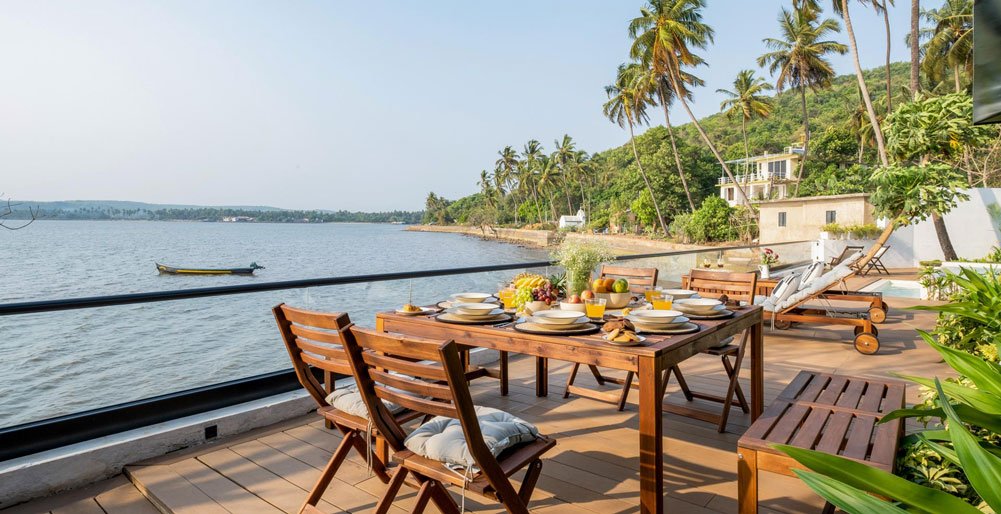 Glasshouse On The Bay - Outdoor dining area
